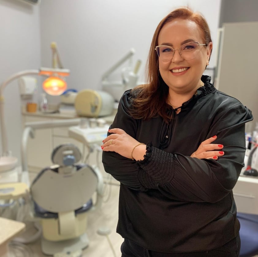Dra. Cibele no consultório odontológico